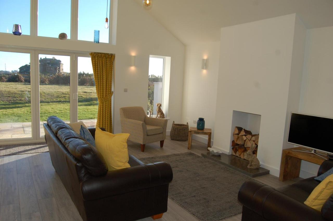 Beautiful, Modern Villa 5 Mins Walk From The Stunning Bay At Trearddur Holyhead Exterior photo