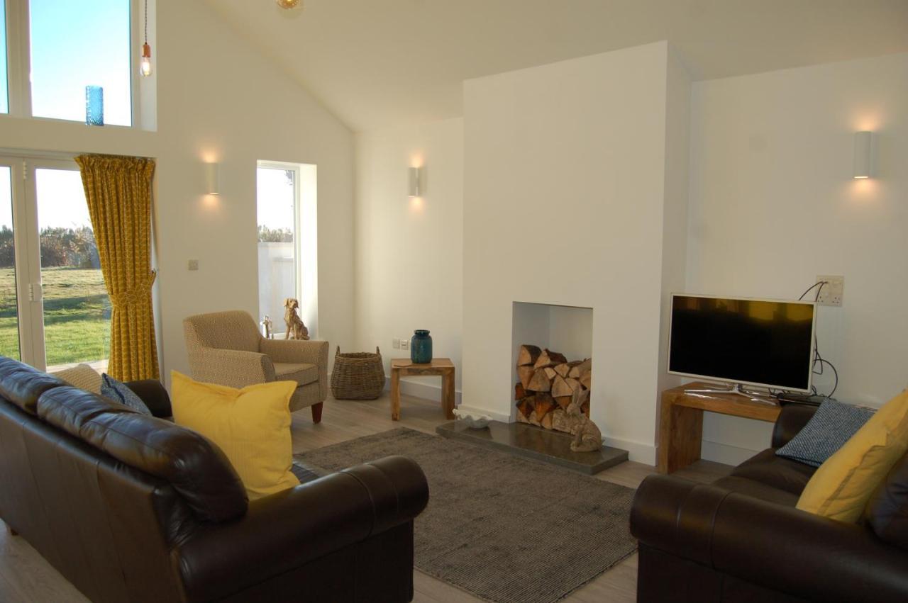 Beautiful, Modern Villa 5 Mins Walk From The Stunning Bay At Trearddur Holyhead Exterior photo