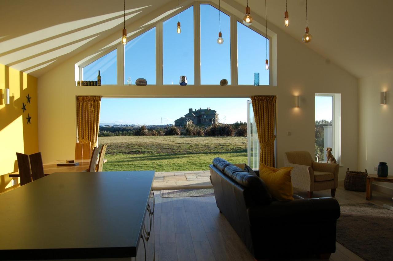 Beautiful, Modern Villa 5 Mins Walk From The Stunning Bay At Trearddur Holyhead Exterior photo